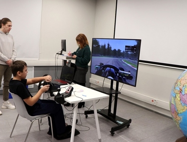 Юные автогонщики разогрели виртуальную трассу в «Кванториуме»