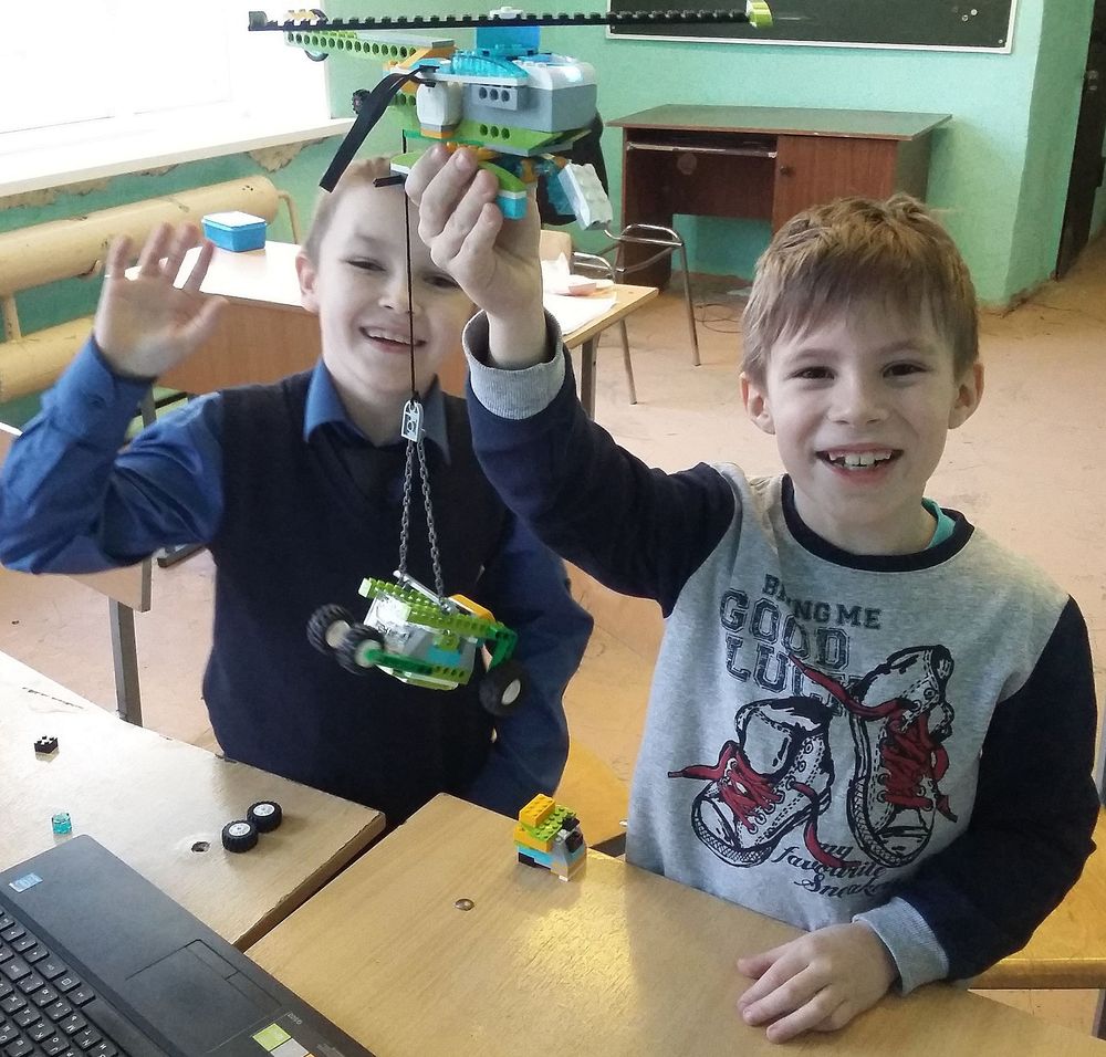 На занятиях по робототехнике дети создали модель летательного аппарата для оказания помощи пострадавшим