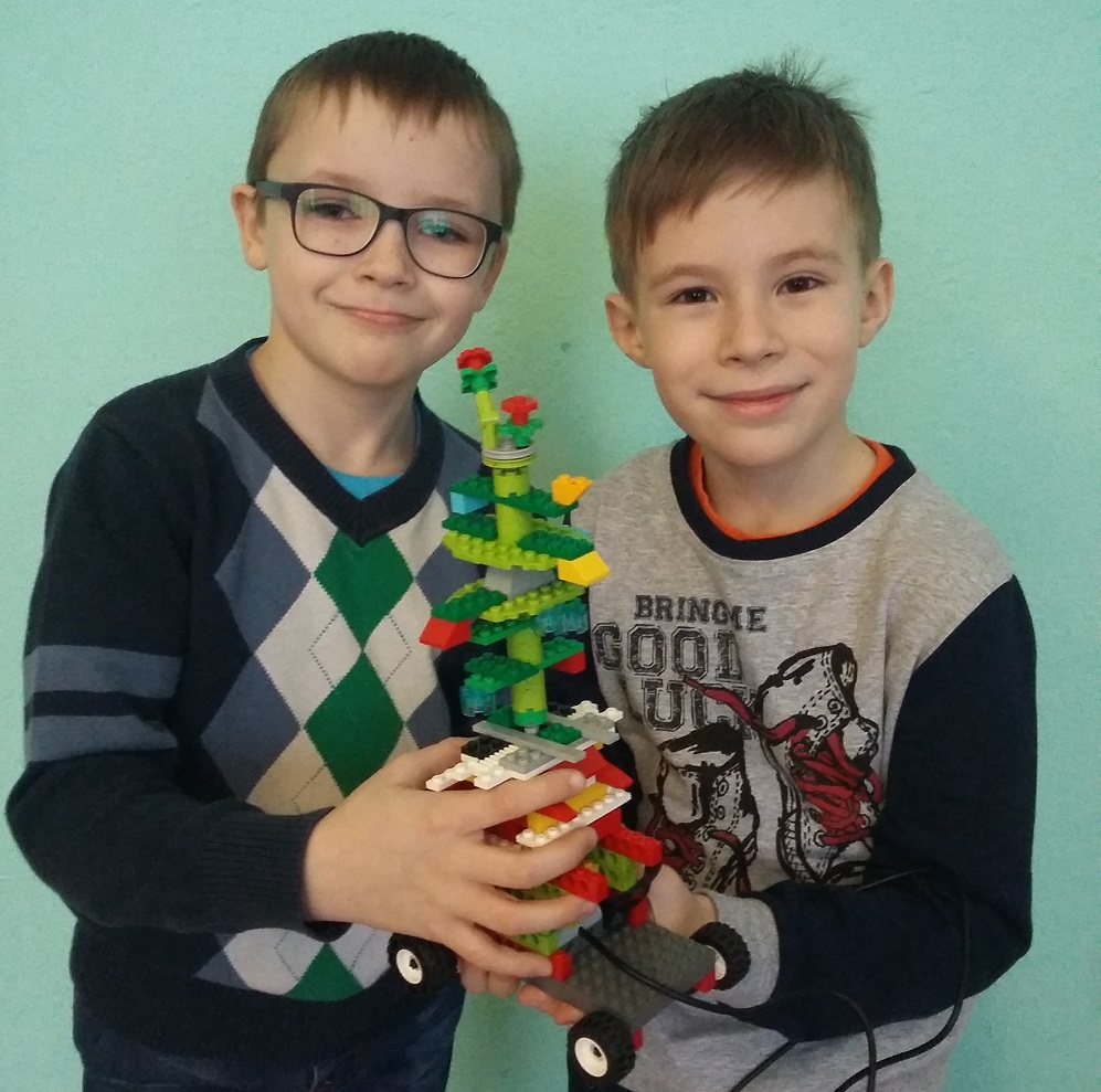 Механическая ёлка из LEGO. Новогодние модели, созданные детьми
