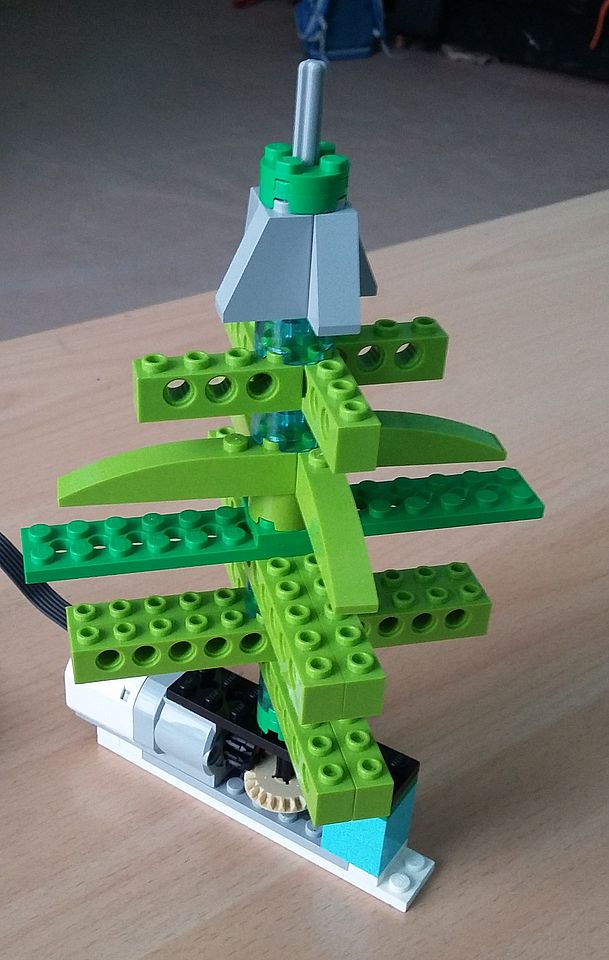 Механическая ёлка из LEGO. Новогодние модели, созданные детьми