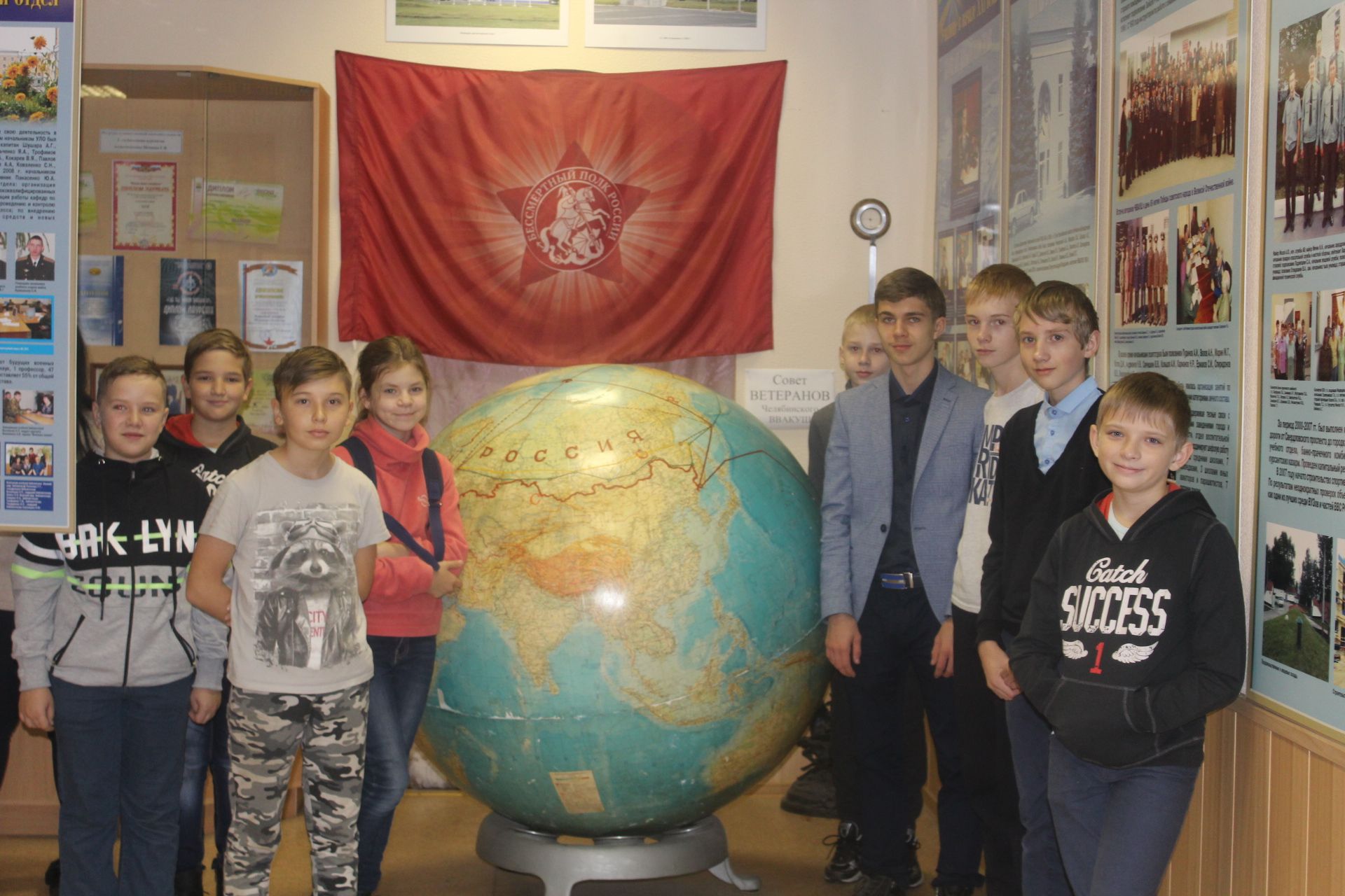 Экскурсия в небо. Челябинские школьники побывали в музее боевой славы ЧВВАКУШ