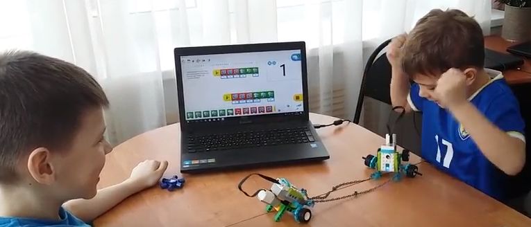 На занятии по лего-конструированию ученики проверили силу тяги роботов