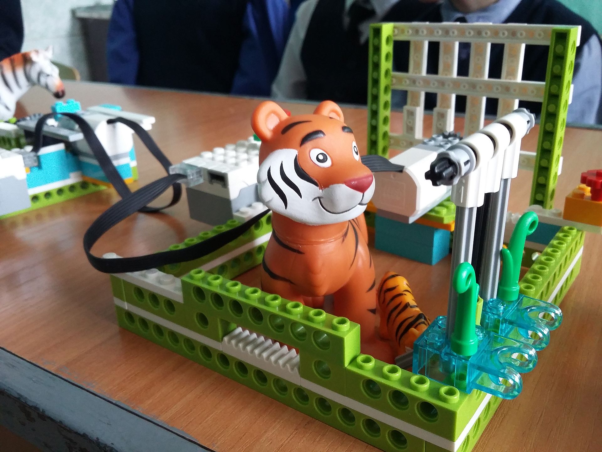 На уроках «Мир науки. Baby-техник» ребята сконструировали «Механический зоопарк»