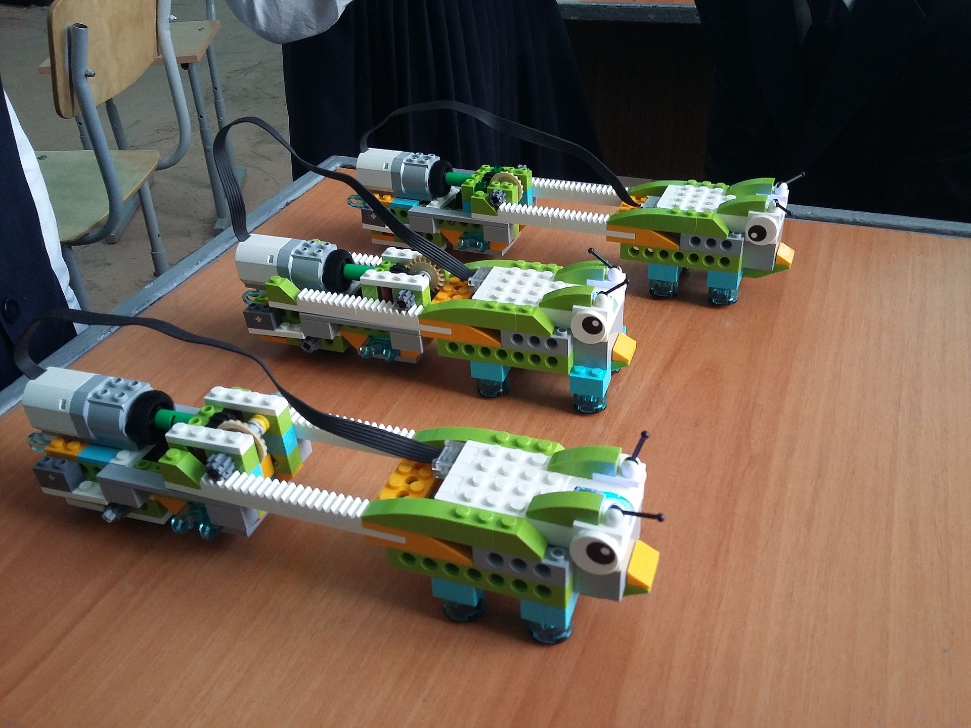 Школьники-робототехники собрали модель швейной машинки с автоматическим управлением