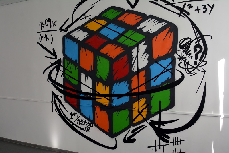 В тренде! Новый кабинет центра украсили граффити известных челябинских райтеров